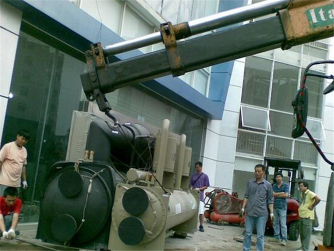 石柱随车吊和汽车吊的核心区别是什么？哪种更省钱？